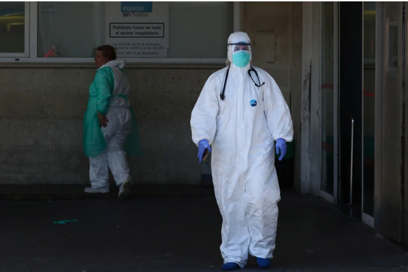 España anunció 812 muertes por coronavirus y el total superó las 7.300 víctimas fatales