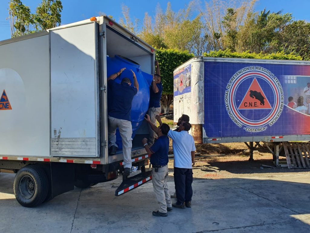 CNE entrega 179 tanques de almacenamiento de agua a escuelas en Heredia y Guanacaste