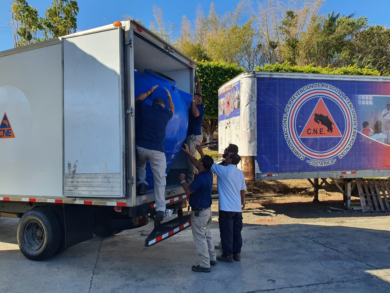 CNE entrega 179 tanques de almacenamiento de agua a escuelas en Heredia y Guanacaste