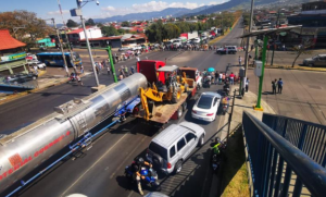 Vecinos de Hatillo cancelan bloqueos en carretera por falta de agua ante llamado para evitar aglomeraciones
