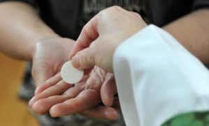 Iglesia Católica modifica forma de entregar la comunión ante inminente llegada del coronavirus