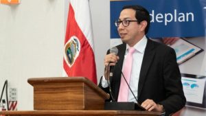 Viceministro Daniel Soto adelanta renuncia de Mideplan y evade moción de censura del Congreso