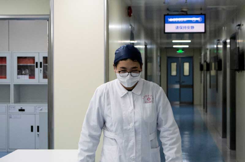 Científico que lideró lucha contra el coronavirus en China revela el ‘gran error’ que cometen EE.UU. y Europa