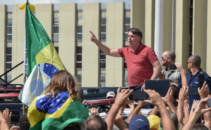 Jair Bolsonaro volvió a ignorar las recomendaciones de distanciamiento social por el coronavirus y participó de una manifestación en Brasilia