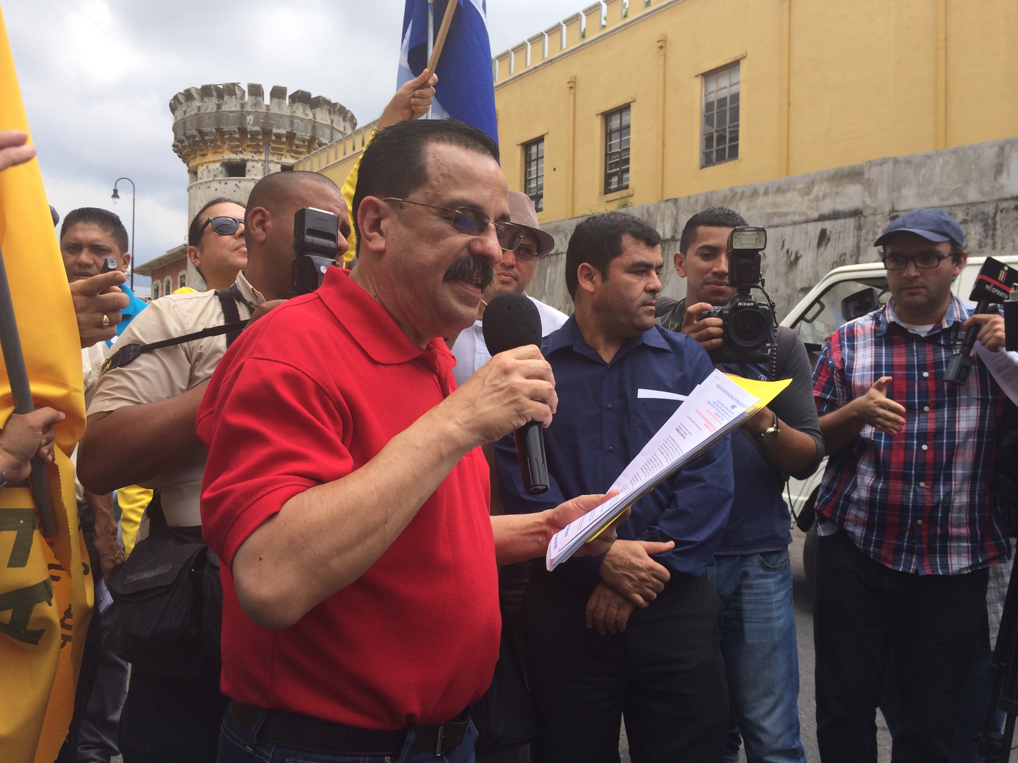 Albino Vargas llama a convocar manifestaciones de calle para defender a la CCSS