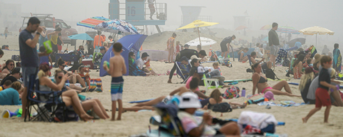 Sin temor al coronavirus: miles abarrotaron las playas de California para enfrentar la ola de calor