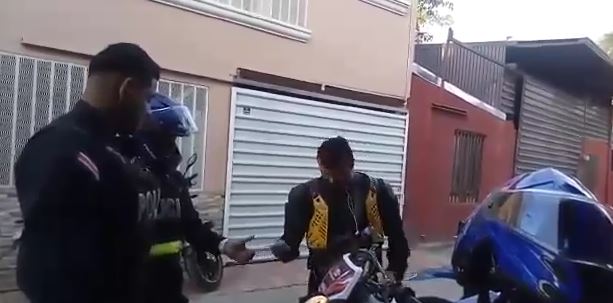 Policía que escupió a motociclista en operativos por Covid-19 sigue en su cargo mientras avanza investigación
