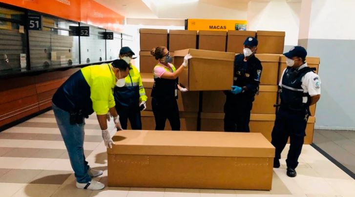 Coronavirus en Ecuador: Autoridades entregan féretros de cartón ante aumento de muertes por pandemia