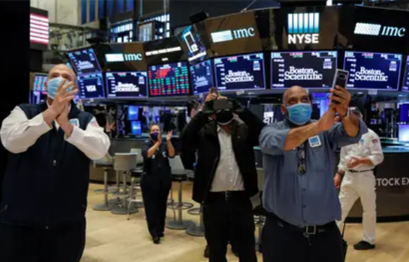 La bolsa de Nueva York cotiza con ganancias en la reapertura de la sede de Wall Street
