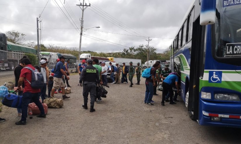Autobuses en fronteras pedirán cédula o residencia a usuarios previo a brindar el servicio