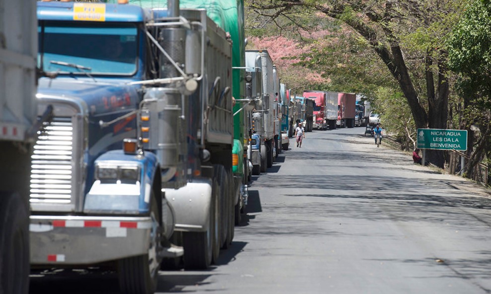 Transportistas nicaragüenses bloquean frontera en Peñas Blancas protestando contra medidas sanitarias de Costa Rica