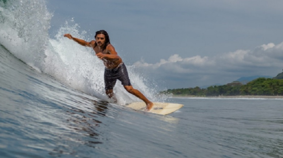 Surfistas profesionales y 44 diputados piden al Gobierno reabrir playas de Garabito
