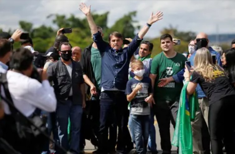 Jair Bolsonaro volvió a ignorar las recomendaciones por el coronavirus y se mezcló en una multitudinaria manifestación