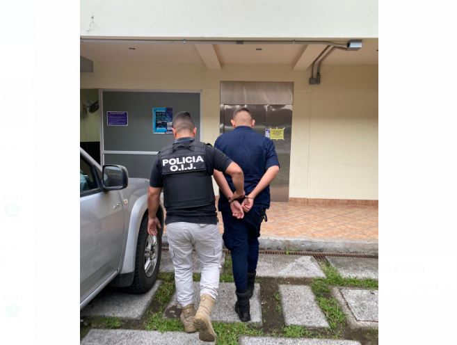 Detienen a dos policías en Garabito por supuestos cobros ilegales de ¢500 mil