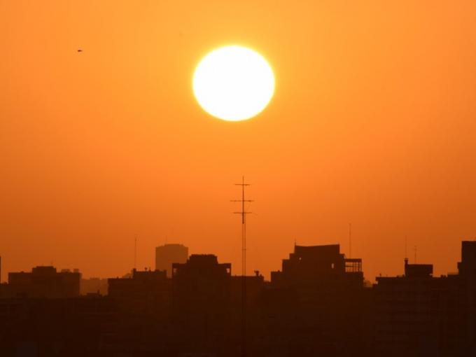 Especialistas recomiendan a personas con problemas respiratorios uso de mascarillas por polvo del Sahara