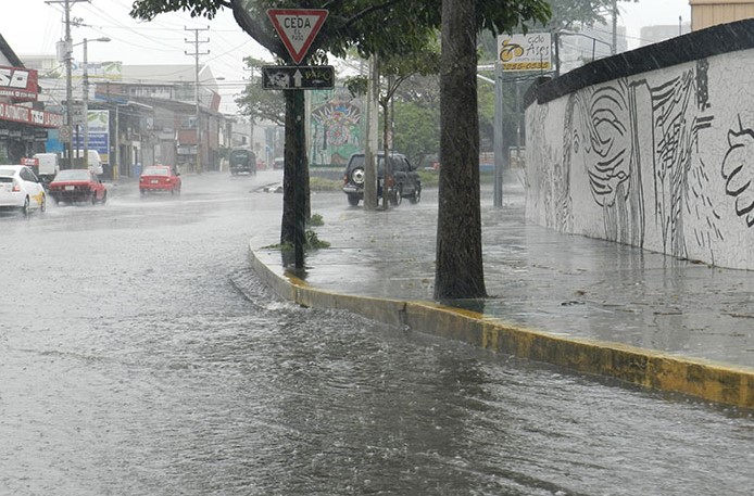 CNE atendió reportes por inundaciones y deslizamientos tras paso de onda tropical número 12