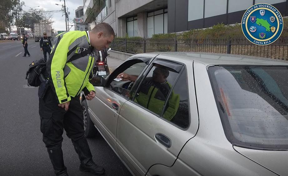 340 choferes multados por irrespetar restricción vehicular total el fin de semana