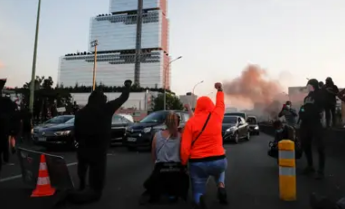 Fuertes choques entre manifestantes y la policía durante una protesta contra el racismo en París