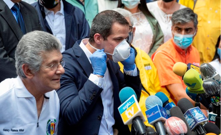 Juan Guaidó anunció que destinará fondos venezolanos recuperados en el exterior para ayudar al personal de salud a enfrentar el coronavirus