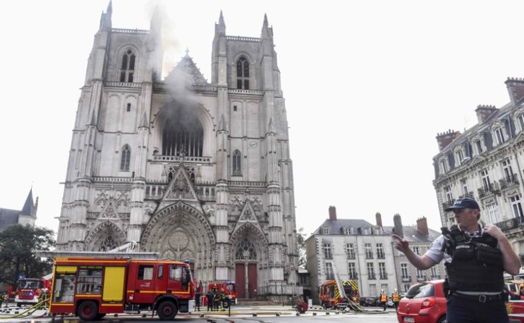 Un monaguillo confesó ser el autor del incendio de la catedral francesa de Nantes: “Hablar fue una liberación”