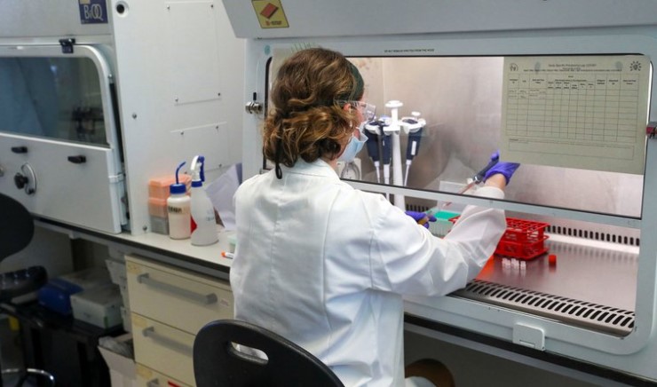La vacuna contra el coronavirus de la universidad de Oxford produjo una “doble defensa” contra la enfermedad en su primera fase de testeo