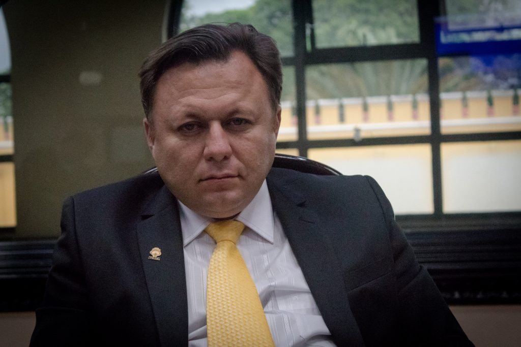 Diputado Dragos Dolanescu renuncia al Republicano Social Cristiano en medio de cuestionamientos