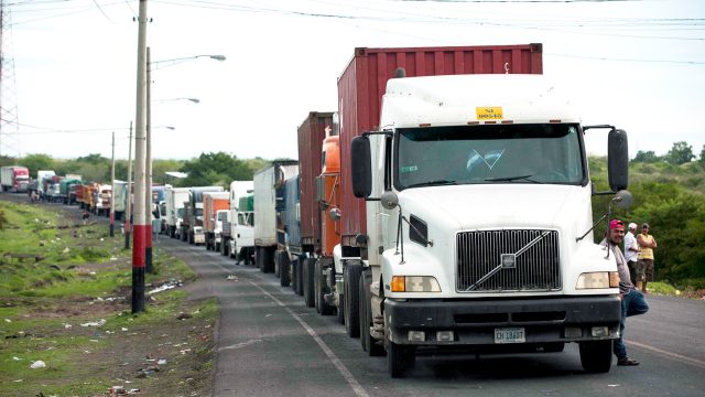 Gobierno pide a transportistas desistir de bloqueos en fronteras