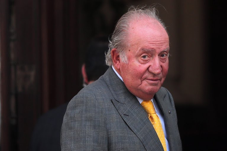 En medio del escándalo de corrupción, el rey emérito Juan Carlos I anunció que abandona España