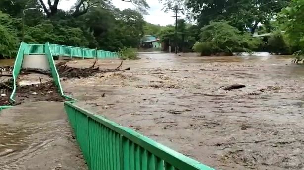 Fuertes lluvias y vientos dejan inundaciones, caída de árboles y cortocircuitos en distintas partes del país