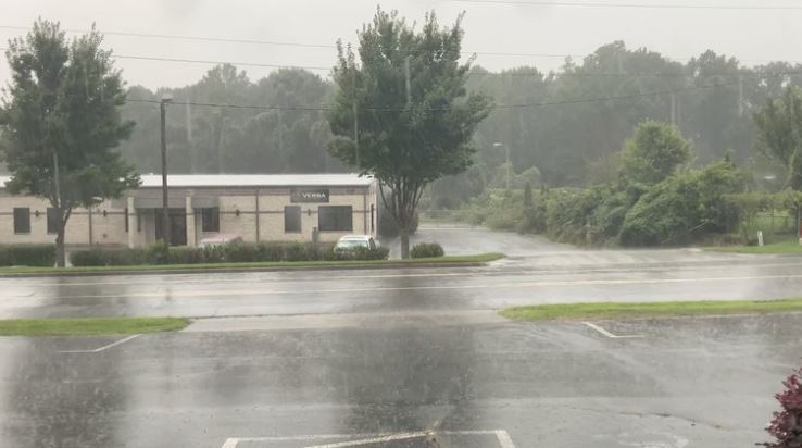 Isaías tocó tierra en Carolina del Norte como huracán categoría 1 y dejó al menos un muerto