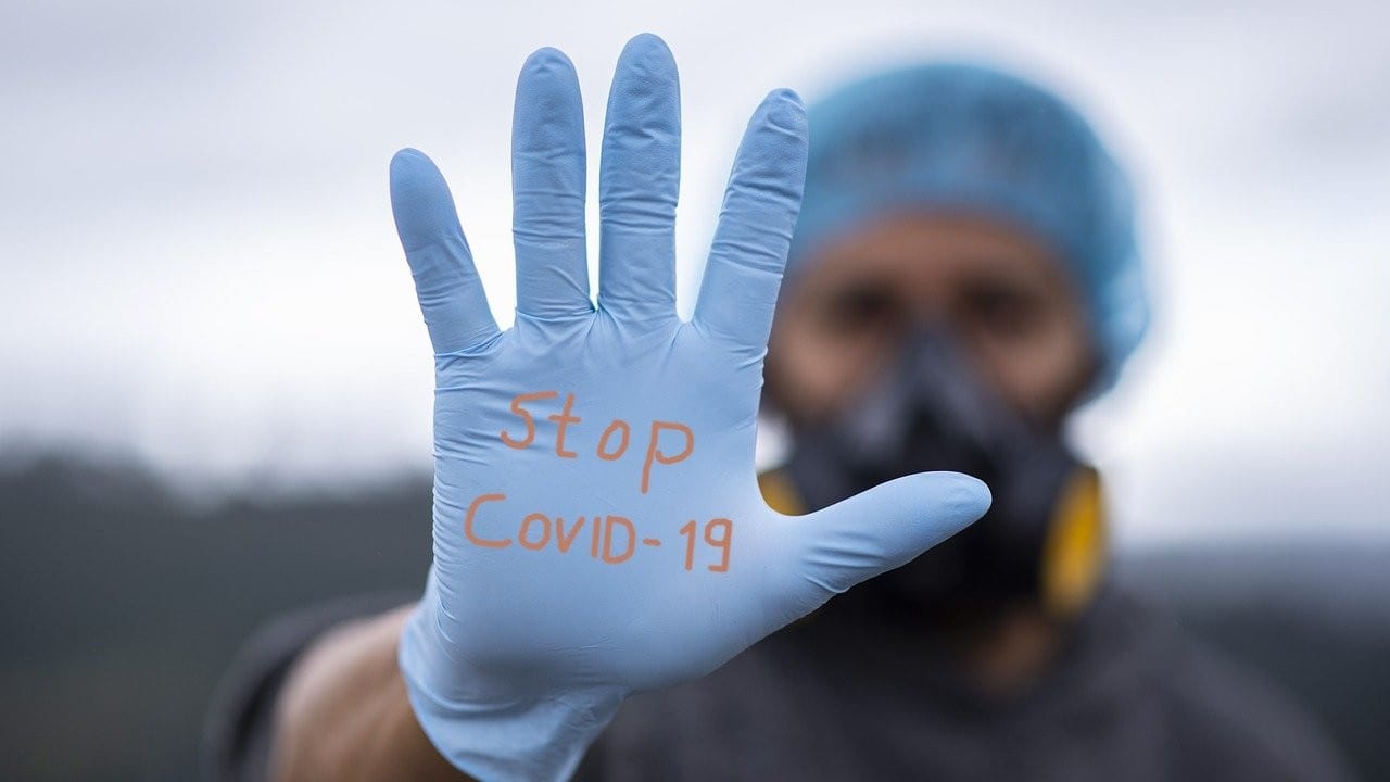 Tasa de contagio de Covid-19 se mantiene a la baja; país seguiría con 500 casos diarios presionando el sistema de salud