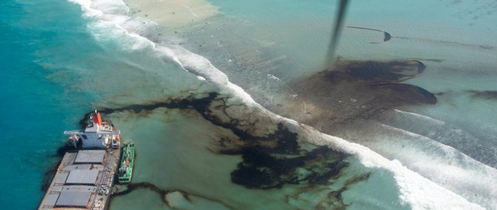 Catástrofe ecológica: el petrolero encallado en isla Mauricio se partió en dos
