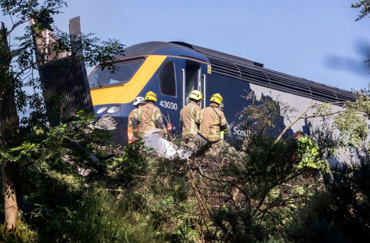 Descarriló y se incendió un tren en Escocia: al menos tres muertos y seis heridos