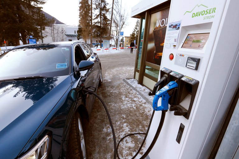 California prohibió la venta de autos que utilicen combustibles fósiles a partir de 2035: cuáles son las alternativas disponibles actualmente