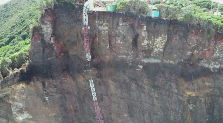 Caen antenas e infraestructura en grieta del Volcán Irazú tras deslizamiento de terreno