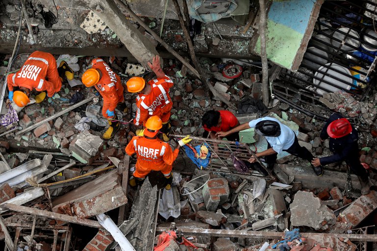 Trágico derrumbe de un edificio en India: al menos 15 muertos y varias personas atrapadas entre los escombros