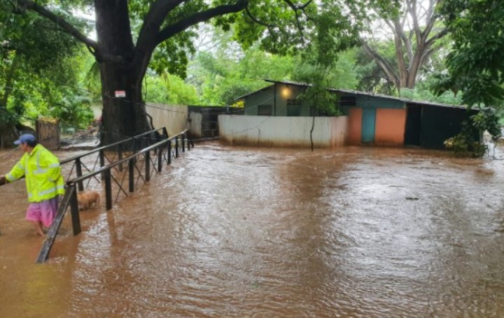 CNE mantiene 66 personas albergadas en Santa Cruz por aumento de condiciones lluviosas