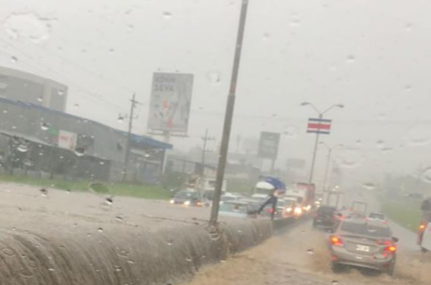 Fuertes lluvias inundaron la carretera General Cañas y provocaron deslizamientos