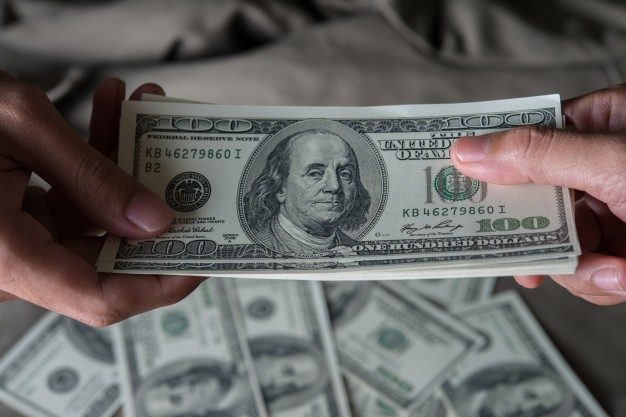 Economistas advierten que gobierno podría aumentar tipo de cambio del dólar para presionar por crédito con FMI