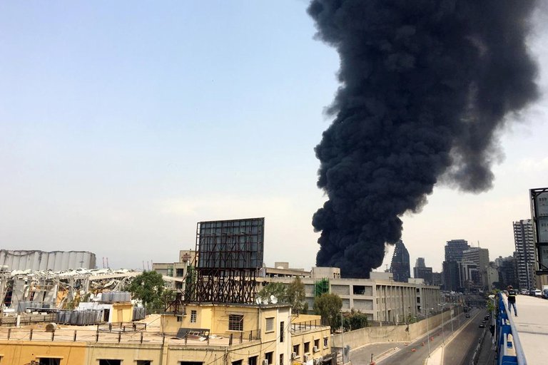 Pesadilla sin fin: un incendio estalló en el puerto de Beirut un mes después de la explosión que mató a casi 200 personas