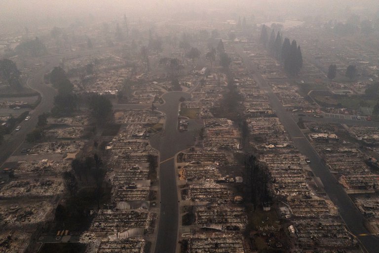 Los incendios en la Costa Oeste de EEUU arrasaron pueblos enteros y dejaron al menos 16 muertos y medio millón de evacuados