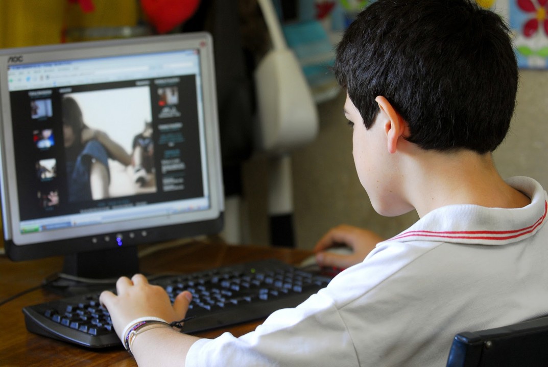 Estudio revela contenido negativo al que más se exponen niños y jóvenes ticos en internet