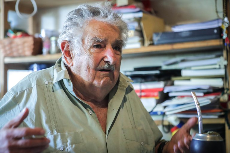 El ex presidente uruguayo José Mujica anunció que deja la política