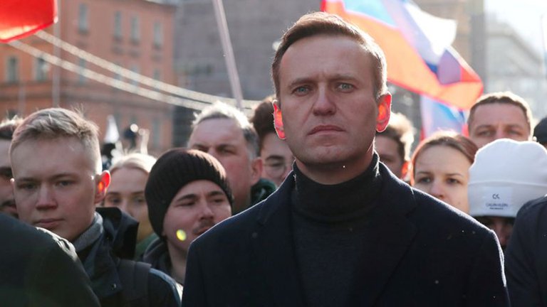 El líder opositor ruso Alexei Navalny salió del coma y se recupera del envenenamiento