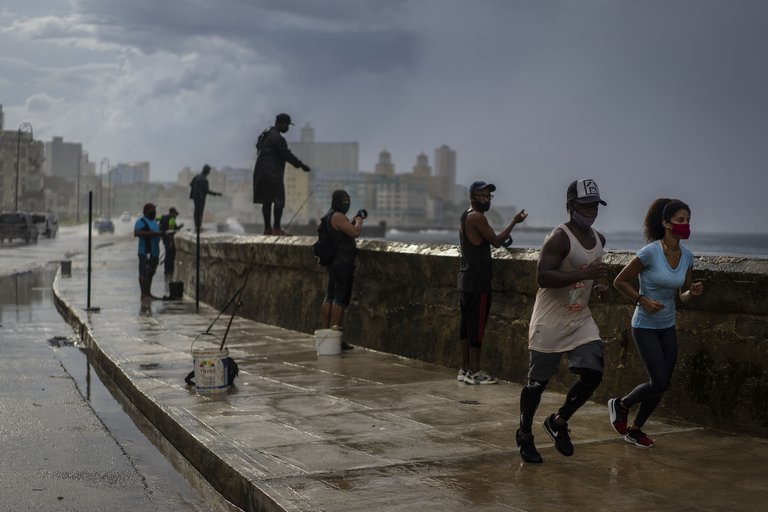 El régimen cubano pone fin a su cuarentena: reabre la isla al turismo e impone barbijos obligatorios