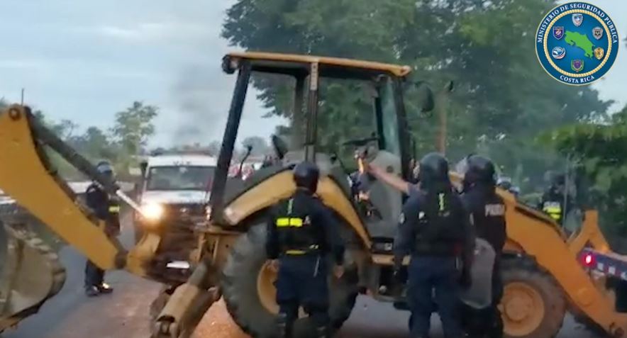 Manifestantes lanzaron backhoe contra policías en Guácimo y dispararon contra vehículo blindado en zona sur