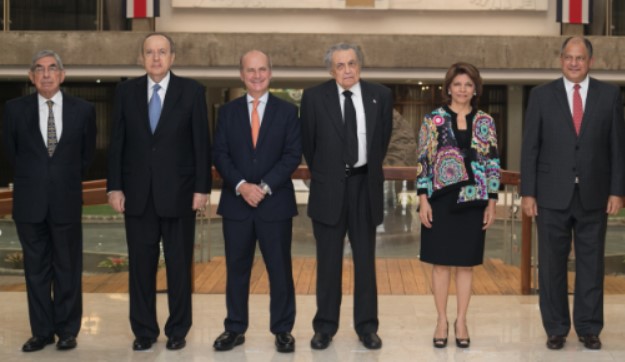 Expresidentes piden a gobierno asumir responsabilidad ante crisis: Figueres lo acusó de poner en riesgo la democracia