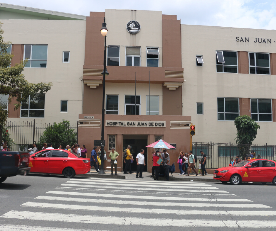 Hospital San Juan de Dios activa protocolos tras detectar brote de Covid-19 en funcionarios de UCI
