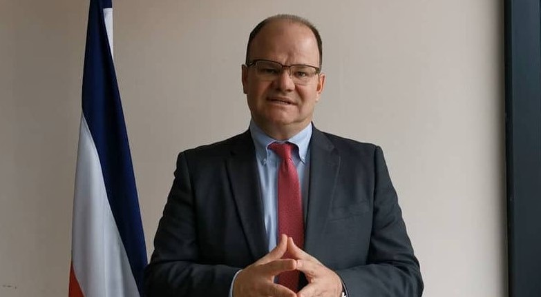 Ministro de Hacienda dice sentirse «extrañado» ante contradicciones del gobierno: Se enteró por prensa de convención del MEP