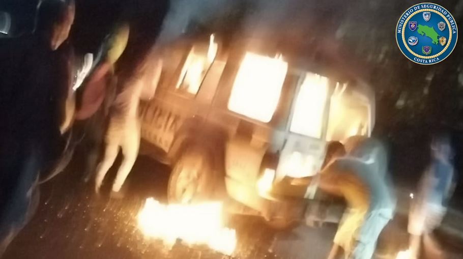 Incendian patrulla de Fuerza Pública en San Carlos: oficiales resultaron con quemaduras